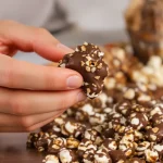 Je ne rate plus jamais mon pop-corn au chocolat : la recette simple qui le garde ultra-croustillant pendant des jours